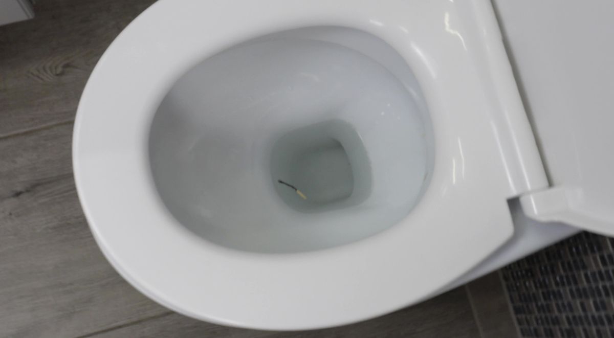 Czy zapalenie zapałki pozwala pozbyć się zapachu z toalety?
