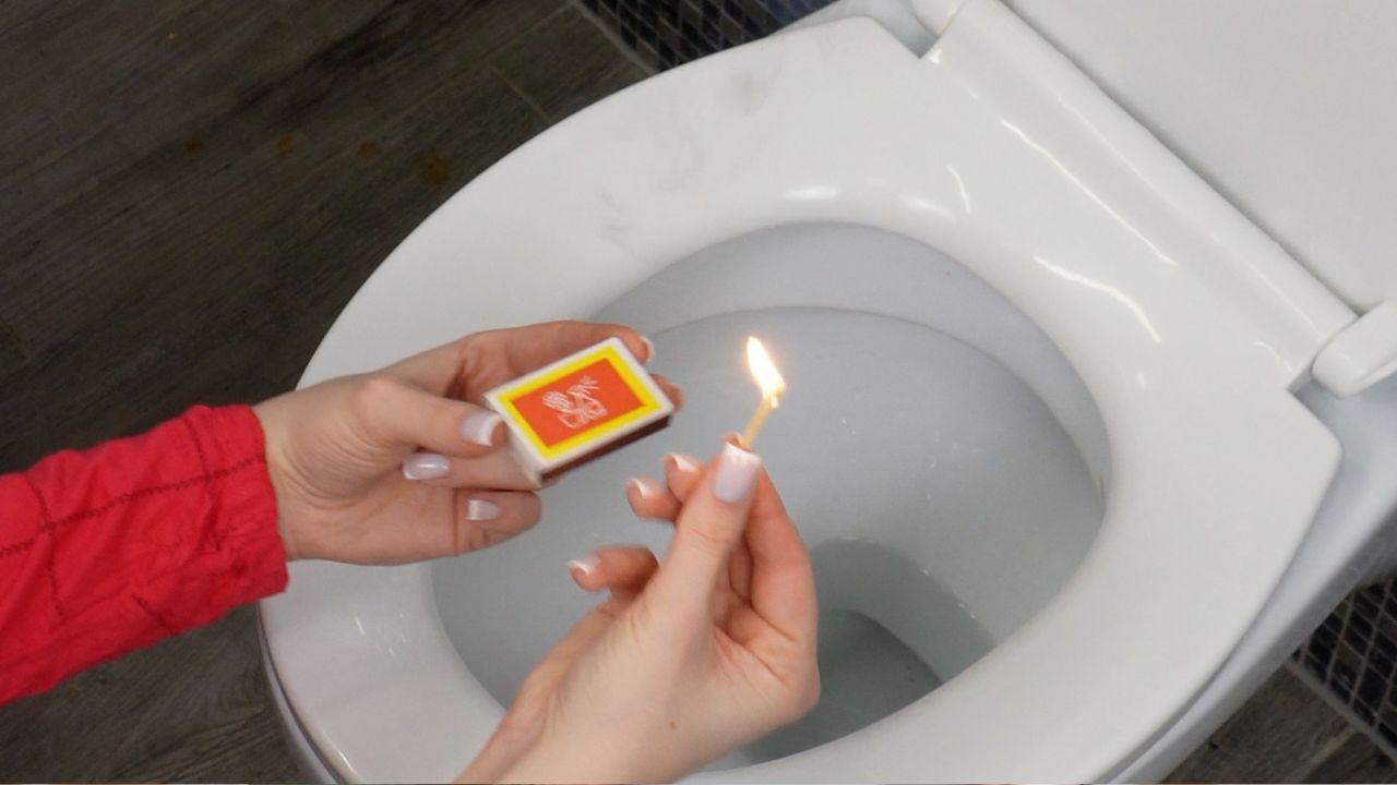 Jak pozbyć się brzydkiego zapachu z łazienki bez odświeżacza powietrza?